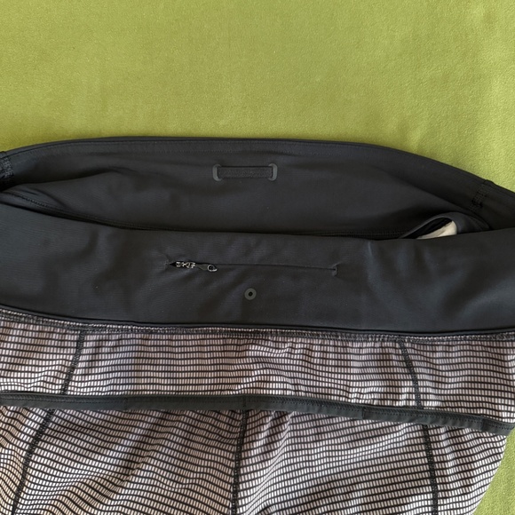 Lululemon Speed Short H2O in Double Gradient White Gray and Black (Size 8) - Picture 7 of 11